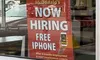Un restaurant McDonald’s promite un iPhone gratuit după șase luni de la angajare. Mulți cred că este doar o strategie de marketing