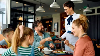 Românii ies tot mai des la restaurant: peste 6 miliarde de euro cheltuiți într-un an
