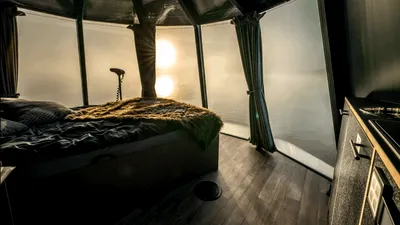 Cea mai izolată cazare din lume: cabina plutitoare din Groenlanda, unde stai printre ghețari