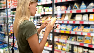 Producătorii au început să reducă ingredientele de calitate și le înlocuiesc cu arome artificiale, pentru a economisi bani