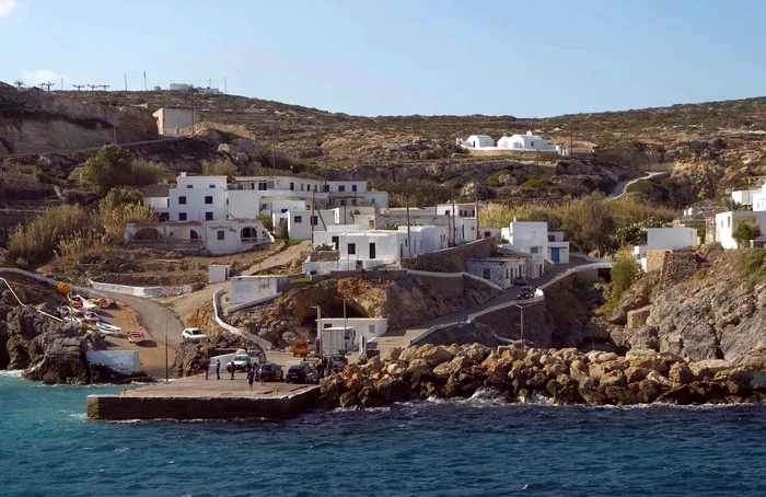 Vrei 18.000 de euro? Mută-te pe o insulă grecească