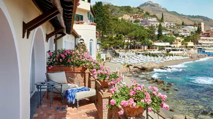 Fenomenul „set-jetting”: cum au ajuns filmele și serialele să sufoce destinațiile turistice