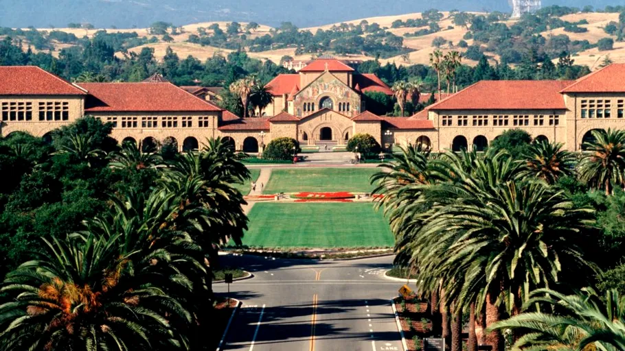 Universitatea Stanford desființează 363 de locuri de muncă după ce Trump a tăiat masiv fondurile federale destinate universităților considerate „prea progresiste”