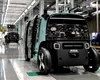 Zoox, filială Amazon, a inaugurat prima fabrică de robotaxiuri. Modelul autonom nu are volan