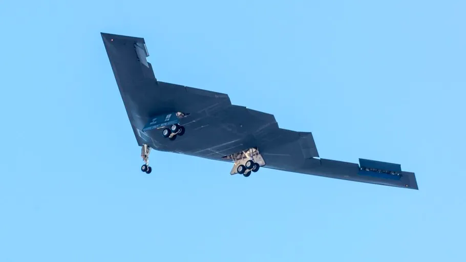 Bombardierul invizibil B-2 poate fi văzut de oricine