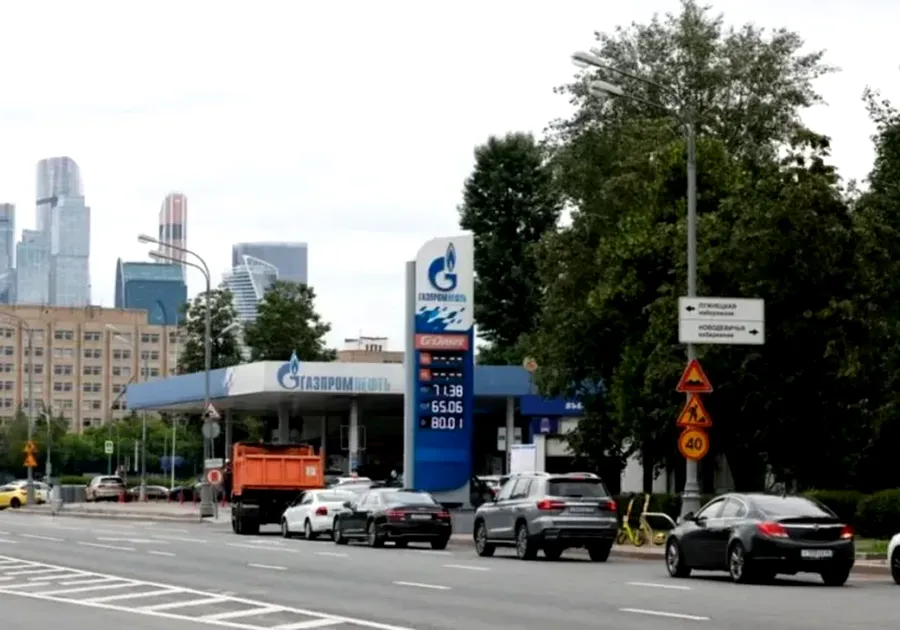Penurie de carburanți în marele port petrolier al Rusiei. Raționalizare în jumătate din regiuni