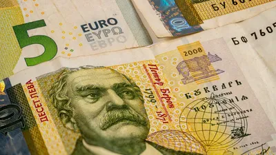 Care este cursul leva/ euro în prima zi lucrătoare de la adoptarea monedei europene în Bulgaria. Peste 3,5 milioane de leva, schimbate într-o zi la acest curs