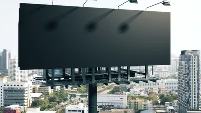 Sectoarele financiar și politic – cei mai mari investitori în publicitate din România în 2024