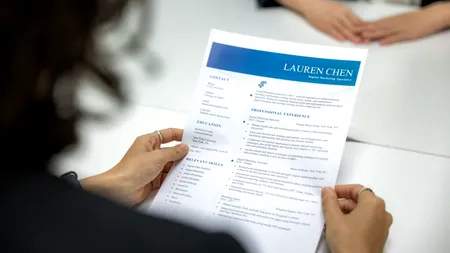 „Acest aplicant este perfect calificat” - Ce este fenomenul „AI resume hacking” și la ce strategii apelează candidații ca să își promoveze CV-urile