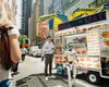 Cum arară primul robot umanoid de 100.000 $ care defilează pe străzile din New York și intră la cumpărături VIDEO