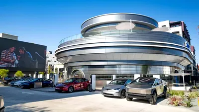 Tesla Diner-ul lui Elon Musk: Cozi interminabile, burgeri reci și roboți lipsă – dar fanii tot plătesc pentru experiența futuristă de la Hollywood