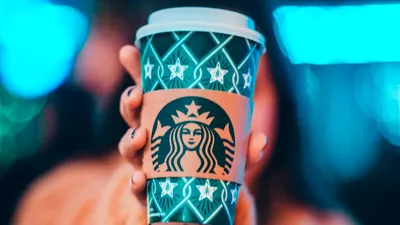 Brandurile care au pierdut cel mai mult din valoare în 2025. Starbucks și Tesla, în fruntea listei negre