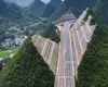 China a început să „radă” munții, la propriu, pentru a face loc autostrăzilor. Remodelarea peisajului, o soluție extremă în Guizhou