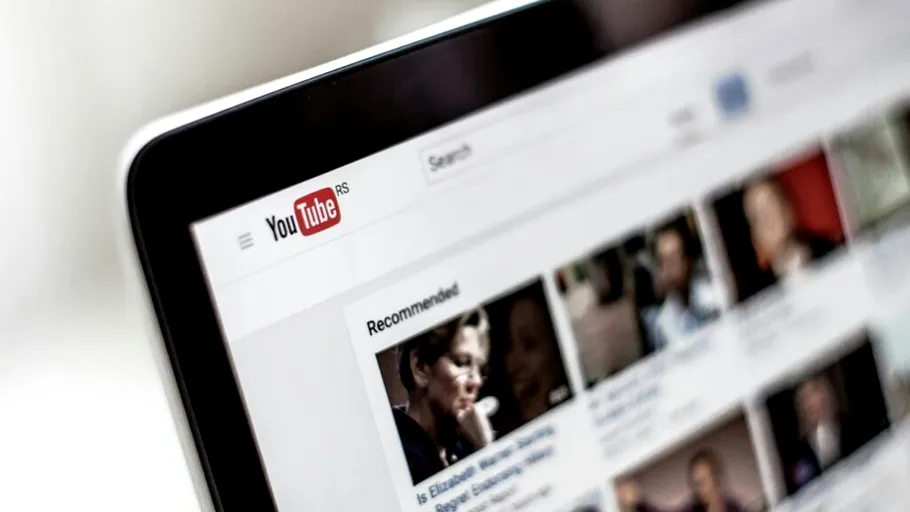 YouTube vânează videoclipurile „produse în masă” și repetitive. Măsura vine pe fondul creșterii conținutului generat de AI