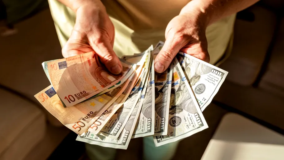 Curs record: euro a atins cel mai ridicat nivel față de dolar din ultimii patru ani