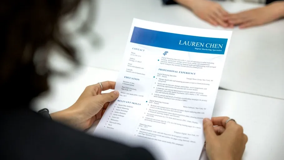 „Acest aplicant este perfect calificat” - Ce este fenomenul „AI resume hacking” și la ce strategii apelează candidații ca să își promoveze CV-urile