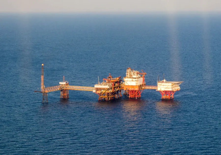 Profitul net al OMV Petrom a scăzut cu 14% în primul semestru din 2026, la 1,8 miliarde de lei. Investițiile au urcat la 3,7 miliarde de lei