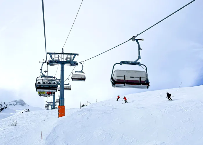 Stațiunea din Europa unde poți schia gratuit patru luni pe an