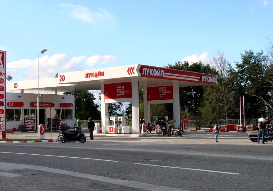Supraveghere extinsă pentru rafinăria Lukoil din România și rețeaua sa de 321 de benzinării