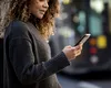 Petrecem aproape opt ore zilnic în fața ecranelor și stăm mai mult pe telefonul mobil decât la televizor