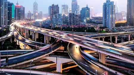Inteligență artificială pentru infrastructură strategică: China a asfaltat 158 km de autostradă folosind exclusiv roboți și drone
