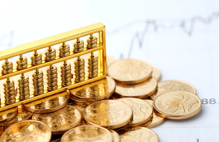 Aurul trece de 3.500 de dolari uncia și stabilește un nou maxim istoric