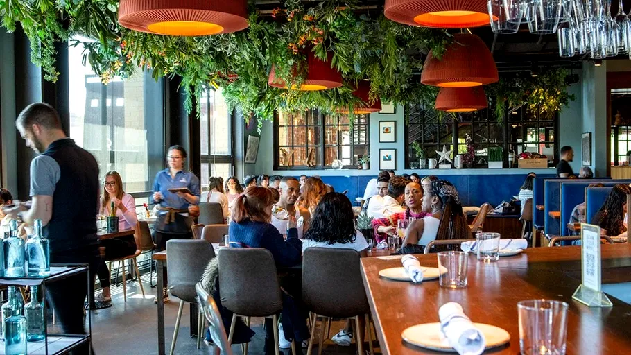 Românii merg de patru ori mai rar la restaurant și comandă minimul posibil. Meniul zilei devine „salvarea” ieșirilor în oraș