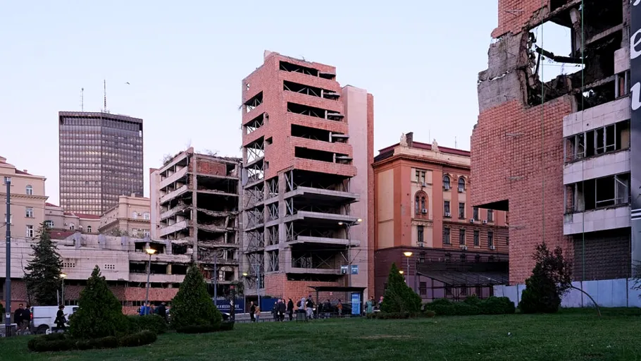 Sârbii demolează clădirea fostului Stat Major ca să construiască un hotel Trump de lux