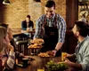 Cheltuielile românilor la restaurant scad semnificativ. Afacerile din restaurante au scăzut cu peste 8% în primele 4 luni din 2025