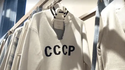 Puloverele cu inscripția URSS (CCCP), ca cel purtat de Serghei Lavrov la summitul din Alaska, s-au vândut ca pâinea caldă