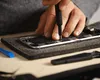 Prețul ascuns al producției de iPhone 17: muncă epuizantă, nopți nedormite și salarii mici