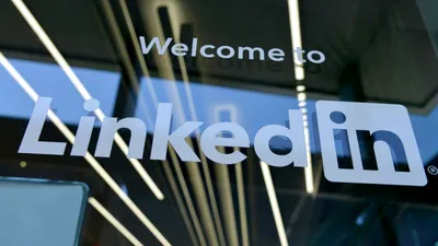 Arta autopromovării pe LinkedIn: când succesul devine spectacol