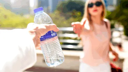 Preț plafonat la apă. Propunerea legislativă care ar ieftini băutura vitală în aeroporturi, gări și metrou