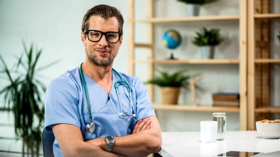 Medicii deepfake: Cum răspândește inteligența artificială dezinformarea medicală pe rețelele sociale