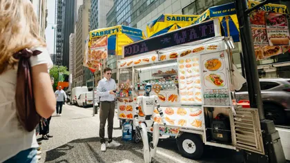 Cum arară primul robot umanoid de 100.000 $ care defilează pe străzile din New York și intră la cumpărături VIDEO