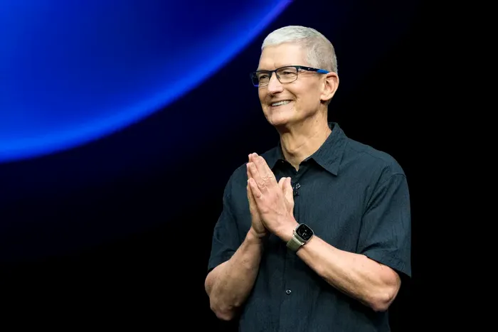 Tim Cook preia conducerea diviziei de design a Apple. Ce înseamnă Liquid Glass și cum va transforma fiecare iPhone