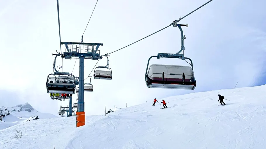 O stațiune de schi din Franța renunță la abonamente: schiatul devine gratuit. Are un motiv întemeiat