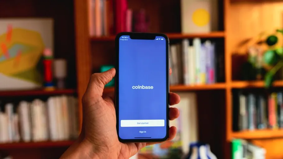 Coinbase explodează la bursă: acțiunile cresc cu 24% la o zi după includerea indicelui S&P 500