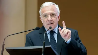 Austeritatea bugetară ocolește salariile uriașe de la BNR: Guvernatorul Mugur Isărescu câștigă de trei ori mai mult decât omologul din Polonia