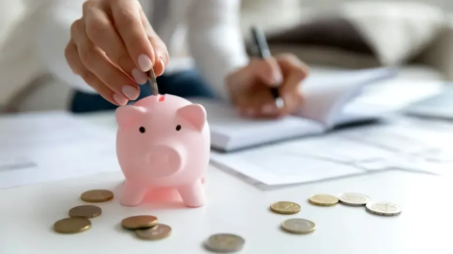 Depozitele firmelor și populației au ajuns la un nou record în iulie 2025. Cât a crescut economisirea în lei și valută