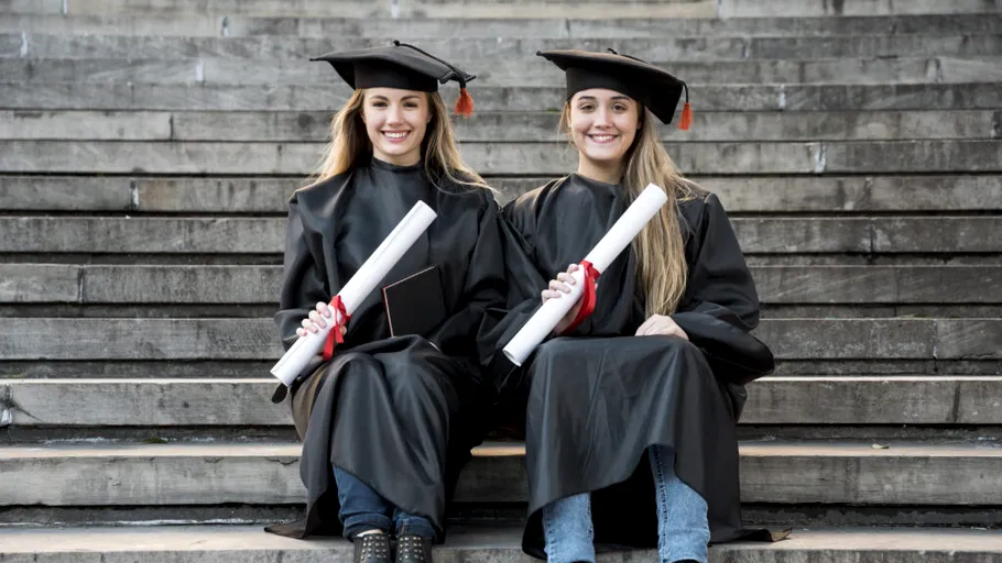 Mai este diploma universitară un atu în epoca AI? Tinerii absolvenți se confruntă cu o piață a muncii ostilă și cu o competiție acerbă, alimentată de expansiunea tehnologică