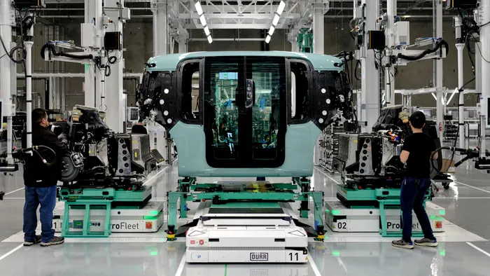 Zoox, filială Amazon, a inaugurat prima fabrică de robotaxiuri