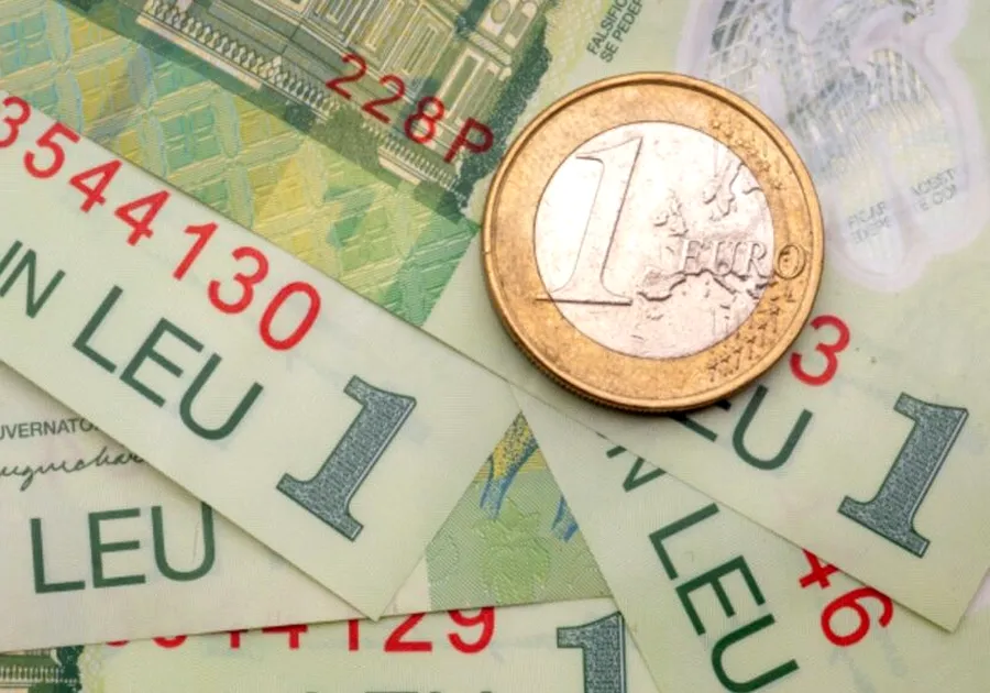 Euro urcă la un nou maxim istoric, 5,3527 lei. O parte din salt vine din evoluția monedei europene, dar presiunea de fond asupra leului rămâne