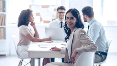 Ar trebui să încerci alt job în 2025? Schimbarea locului de muncă devine mai puțin profitabilă decât loialitatea față de aceeași firmă