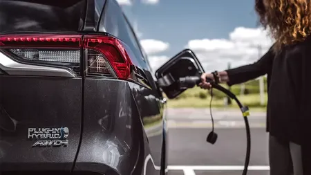 APIA: Peste 55% dintre mașinile noi în 2025 au fost electrificate