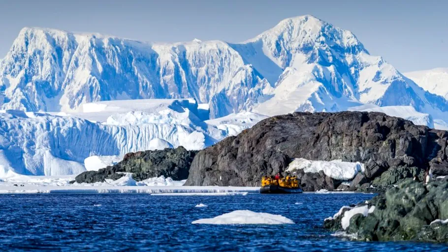 Antarctica se topește mai repede din cauza turismului