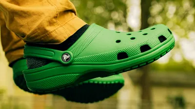 Acțiunile Crocs se prăbușesc cu aproape 30% din cauza tarifelor și a schimbării preferințelor pentru „pantofii urâți”