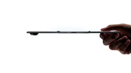 Samsung a lansat primul său smartphone pliabil în trei segmente