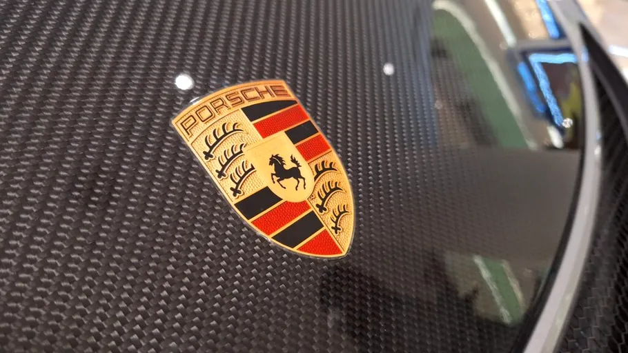 Probleme la Porsche. Producătorul auto reduce producția la Leipzig și renunță la muncitorii temporari