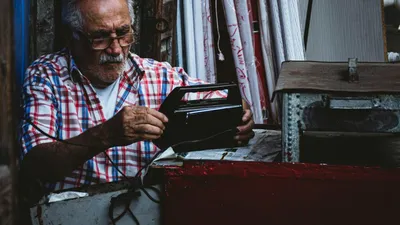 Pensionarii au devenit adevărații dependenți de ecrane: de la televizor, la TikTok